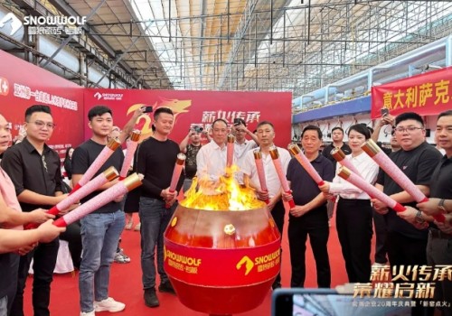 慶賀！雪狼頂配巖板生產(chǎn)線成功點(diǎn)火！