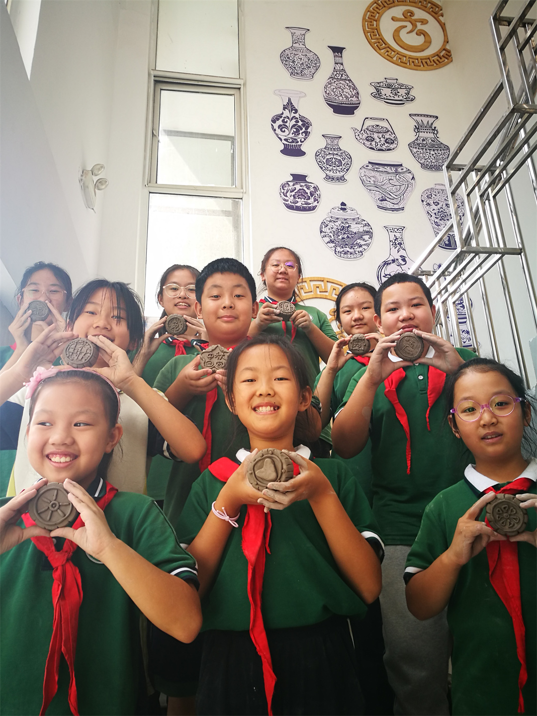 感受濃濃“中秋味”盛世長(zhǎng)安小學(xué)非遺陶藝課手作“陶泥”月餅活動(dòng) (10).jpg