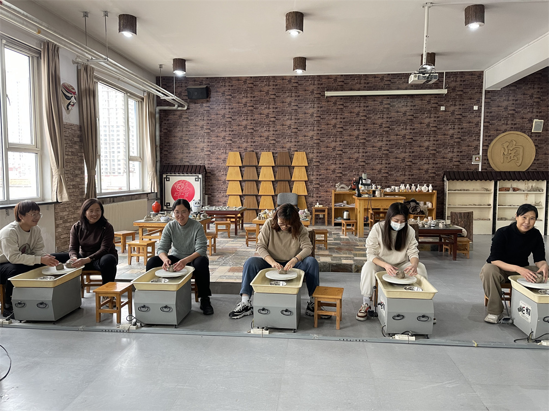 1709778612656988.jpg 體驗非遺熱辣滾燙――盛世長安小學開展“三八” 女神節陶藝制作活動 (2).jpg