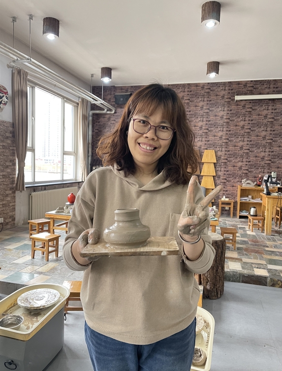 1709778766500235.jpg 體驗非遺熱辣滾燙――盛世長安小學開展“三八” 女神節陶藝制作活動 (3).jpg