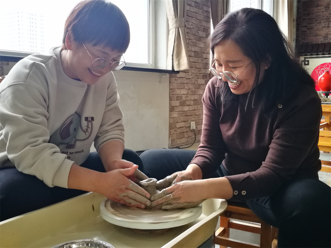 1709778786763883.jpg 體驗非遺熱辣滾燙――盛世長安小學開展“三八” 女神節陶藝制作活動 (7).jpg