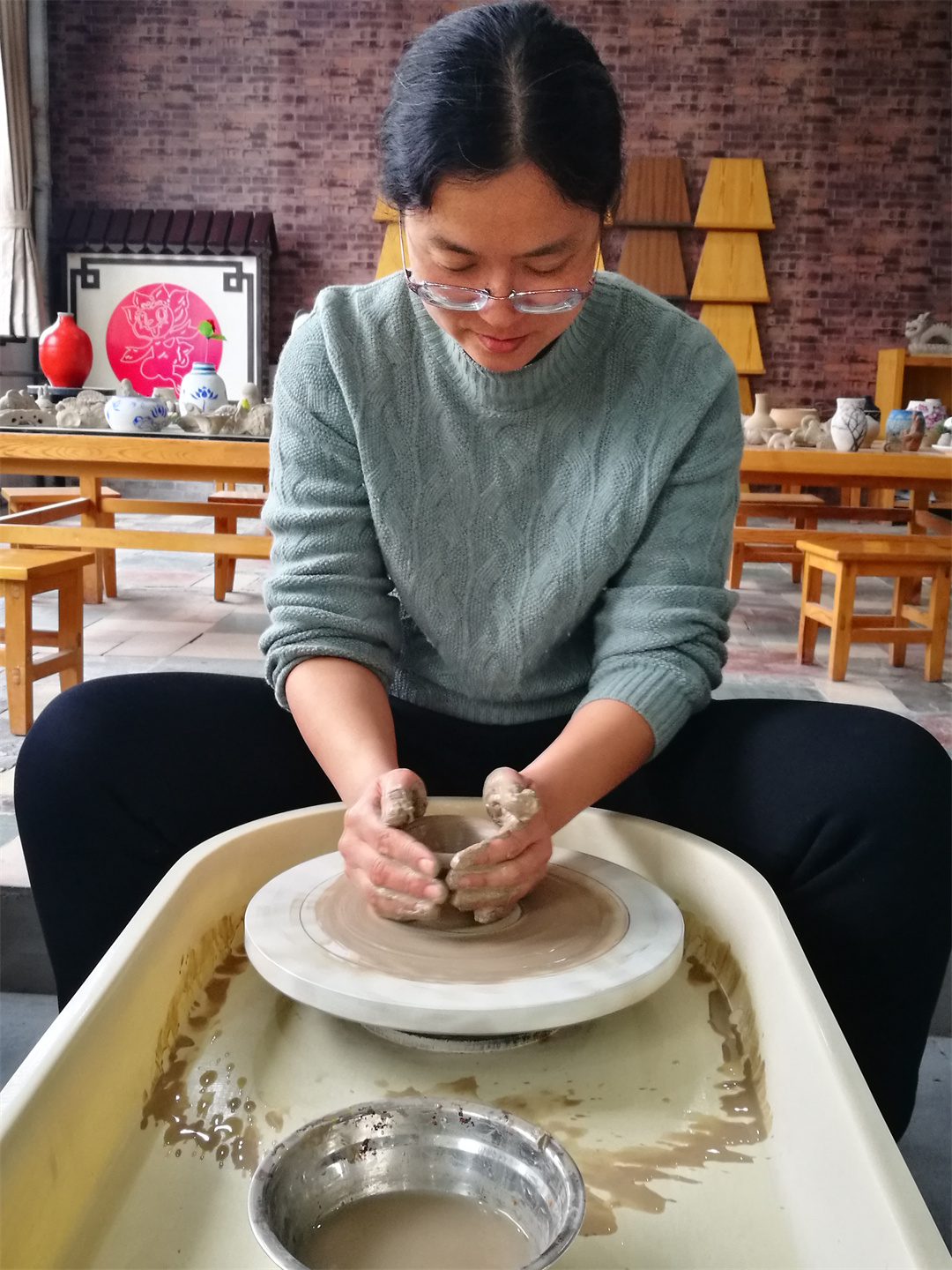 1709778802325471.jpg 體驗非遺熱辣滾燙――盛世長安小學開展“三八” 女神節陶藝制作活動 (8).jpg