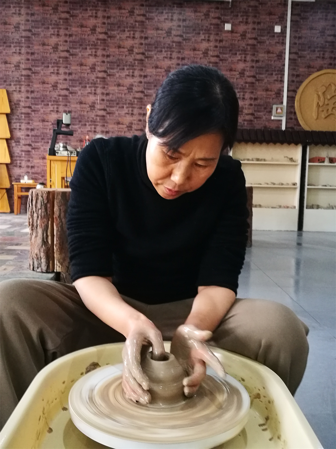 1709778810202735.jpg 體驗非遺熱辣滾燙――盛世長安小學開展“三八” 女神節陶藝制作活動 (9).jpg