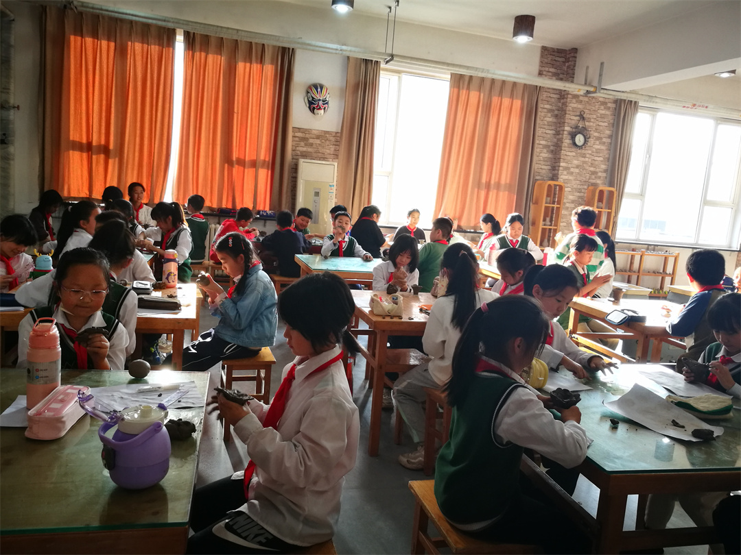 1714356643175148.jpg “大國小工匠”――盛世長安小學陶藝社團開展“五一”指尖創意技能競賽活動02.jpg