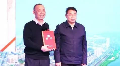 1714965444332287.jpg 喻鎮(zhèn)榮受聘為湖北省十堰市“竹山縣衛(wèi)浴產(chǎn)業(yè)顧問”.jpg