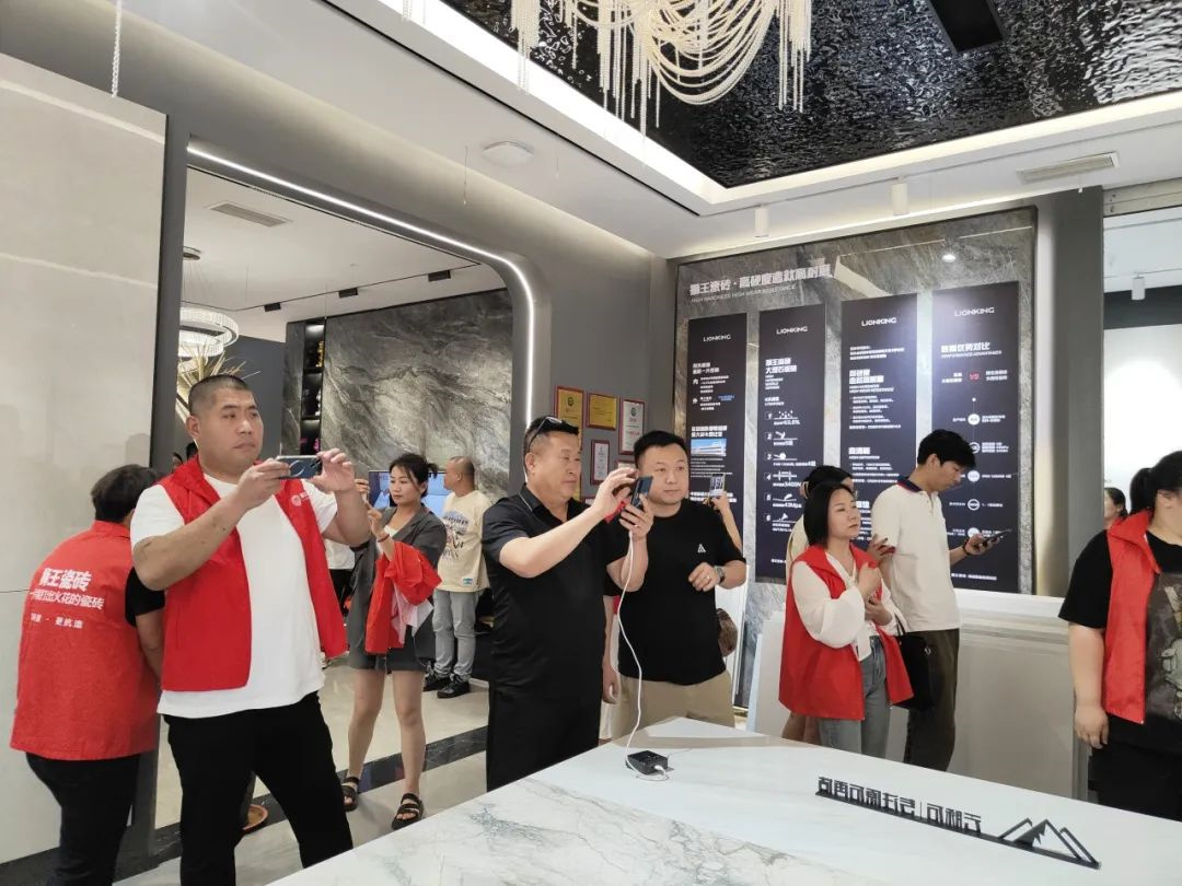 1716949626919092.jpg 抖勢(shì)達(dá)人 獅王瓷磚第二季抖音精英特訓(xùn)營(yíng)暨2024全國(guó)聯(lián)動(dòng)啟動(dòng)會(huì)盛大召開20.jpg