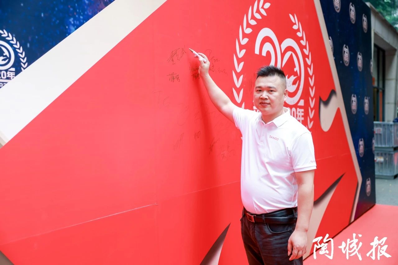 1717296063539264.jpg 糖果瓷磚榮獲第20屆新銳榜“優(yōu)秀質(zhì)感美學(xué)產(chǎn)品”,實(shí)力見證!.jpg